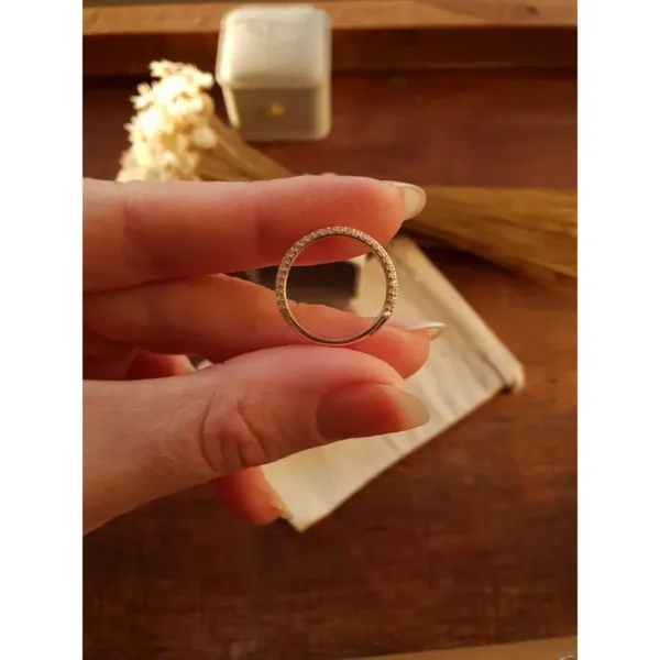 Aliança com 2 carreiras de pedras em ouro maciço