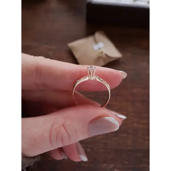 Anel solitário em ouro maciço