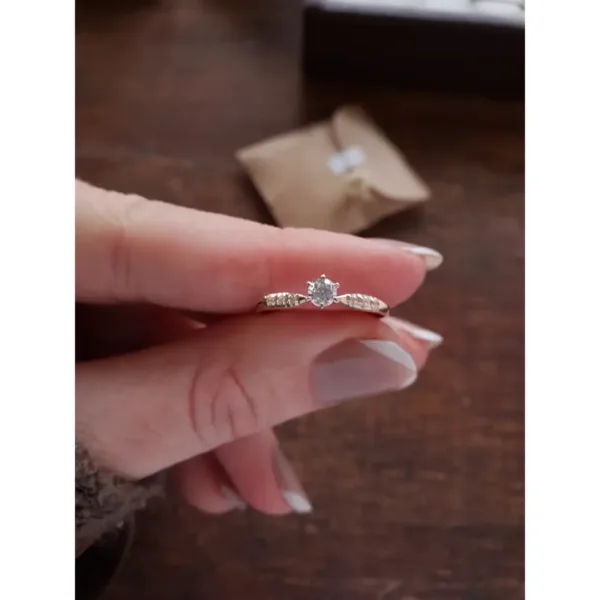 Anel solitário em ouro maciço