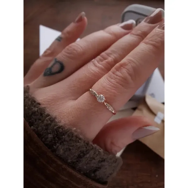 Anel solitário em ouro maciço