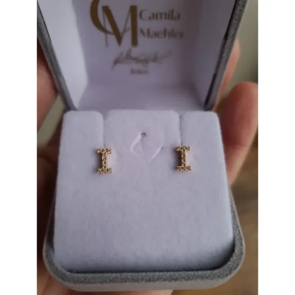 Brinco em Ouro 18k no formato da letra i com 9 zircônias de 1mm