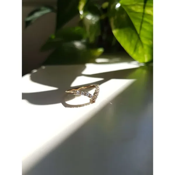 Anel meia aliança em V em ouro maciço com 9 zircônias de 2mm