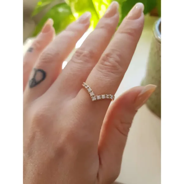 Anel meia aliança em V em ouro maciço com 9 zircônias de 2mm