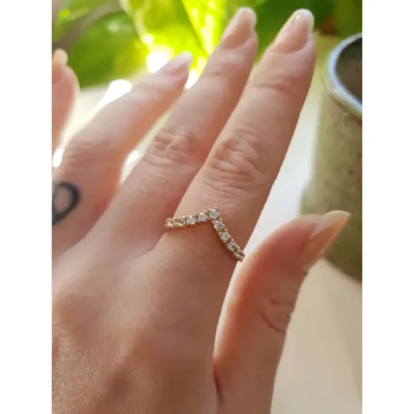 Anel meia aliança em V em ouro maciço com 9 zircônias de 2mm