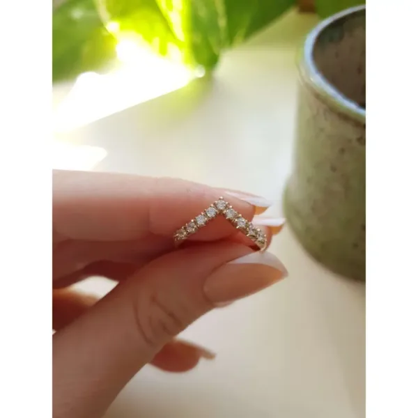 Anel meia aliança em V em ouro maciço com 9 zircônias de 2mm