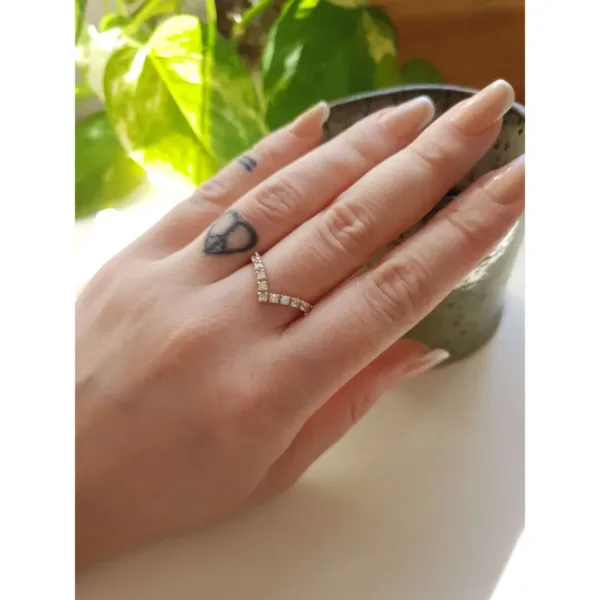 Anel meia aliança em V em ouro maciço com 9 zircônias de 2mm