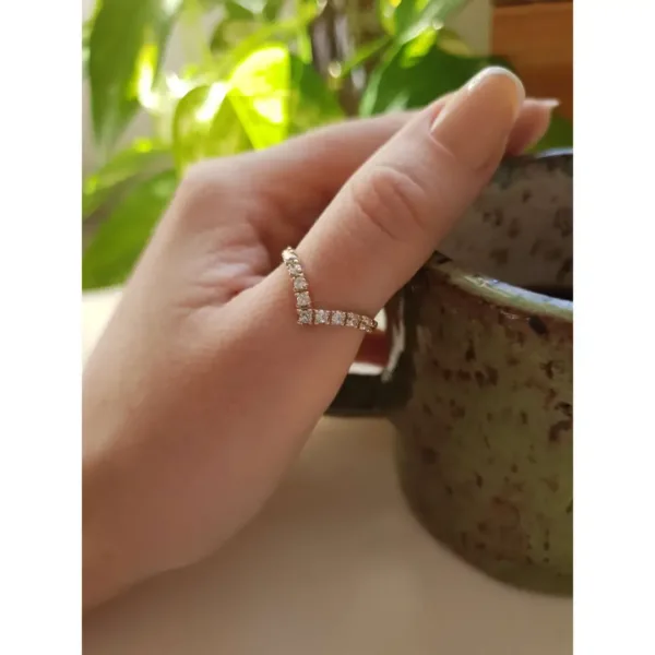 Anel meia aliança em V em ouro maciço com 9 zircônias de 2mm