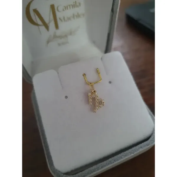 Pingente no signo de Capricórnio em ouro maciço e zircônias
