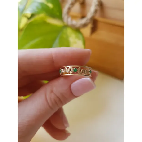 Aliança de formatura no curso de medicina com pedras