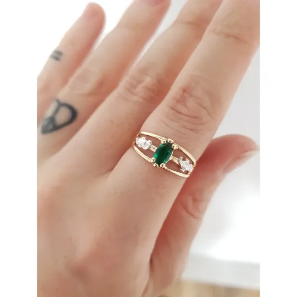 Anel no curso de Enfermagem em ouro maciço