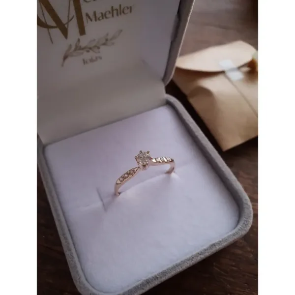 Anel solitário em ouro maciço