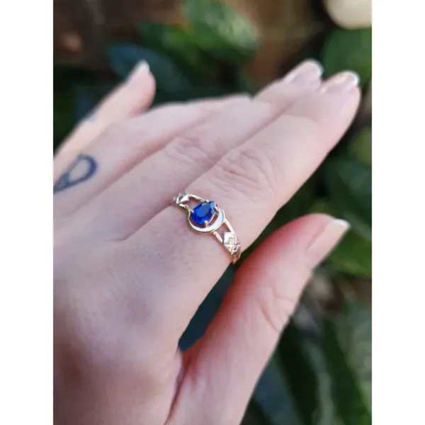 Anel em ouro maciço no curso de administração de empresas