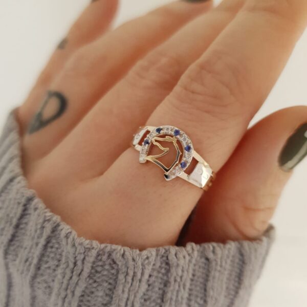 Anel ferradura com cabeça de cavalo com ouro maciço